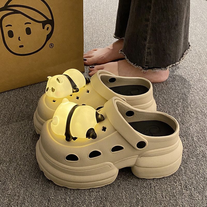 Sepatu Panda Light Hole Wanita Pakaian Luar Ruangan 2024 Baru Musim Semi dan Musim Panas Antiselip Muffin Meningkat Sandal Ujung Tertutup dengan Lampu Wanita