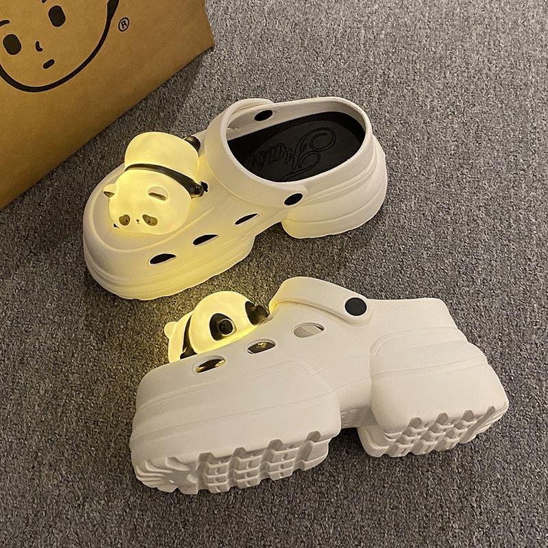 Sepatu Panda Light Hole Wanita Pakaian Luar Ruangan 2024 Baru Musim Semi dan Musim Panas Antiselip Muffin Meningkat Sandal Ujung Tertutup dengan Lampu Wanita