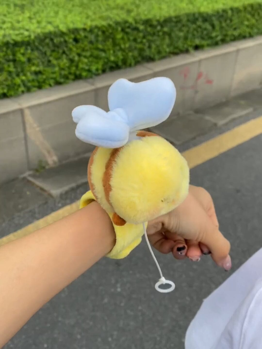 Boneka cincin jepret lebah kecil mainan mewah lucu tarik tali akan bergerak mainan cincin tepuk boneka pergelangan tangan hadiah pelajar