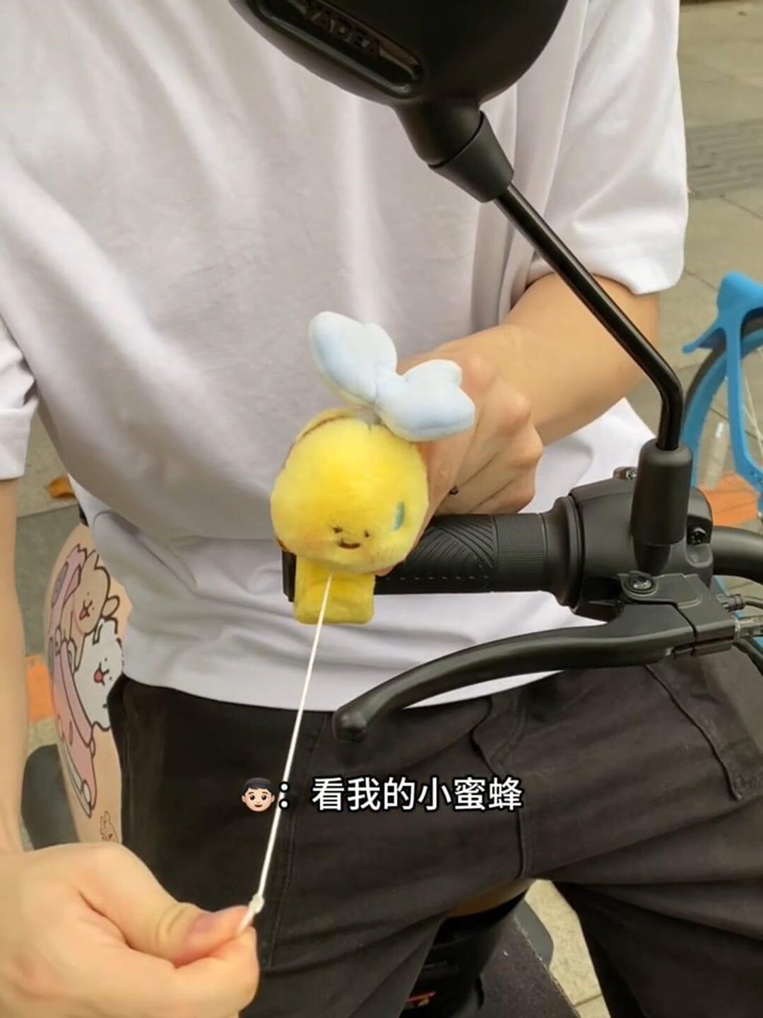 Boneka cincin jepret lebah kecil mainan mewah lucu tarik tali akan bergerak mainan cincin tepuk boneka pergelangan tangan hadiah pelajar