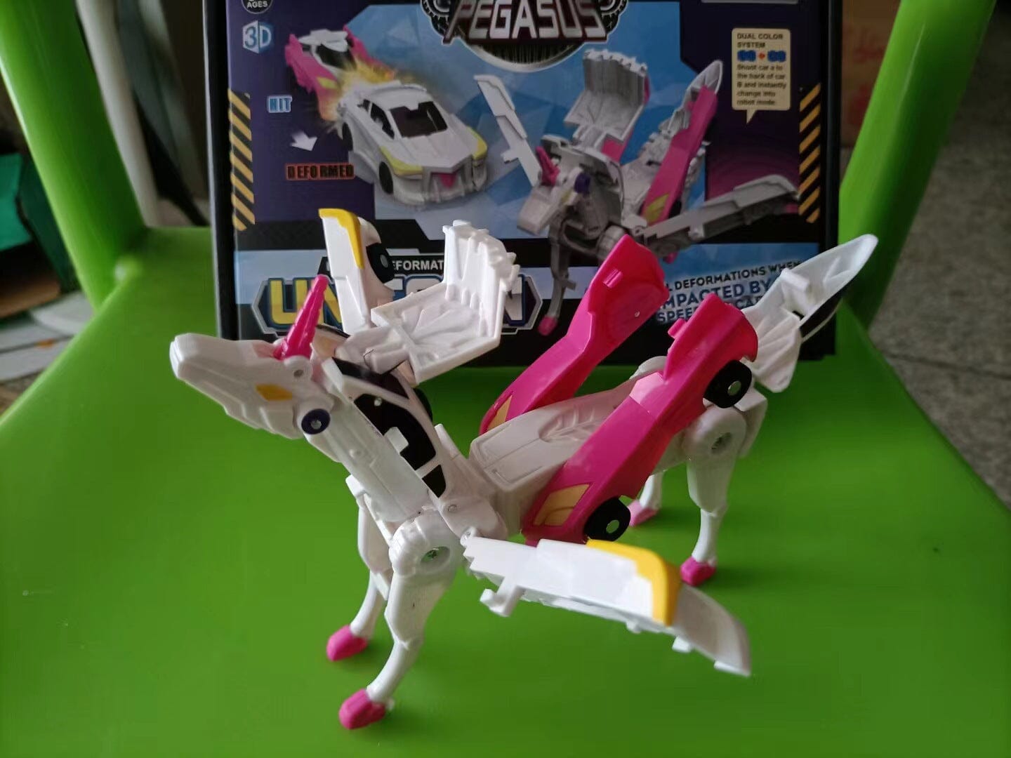 Mobil Mainan Anak-Anak Kombinasi Mobil Unicorn Pegasus Sayap Langit Ajaib Tabrakan Hisap Magnetik Deformasi Orangtua-Anak