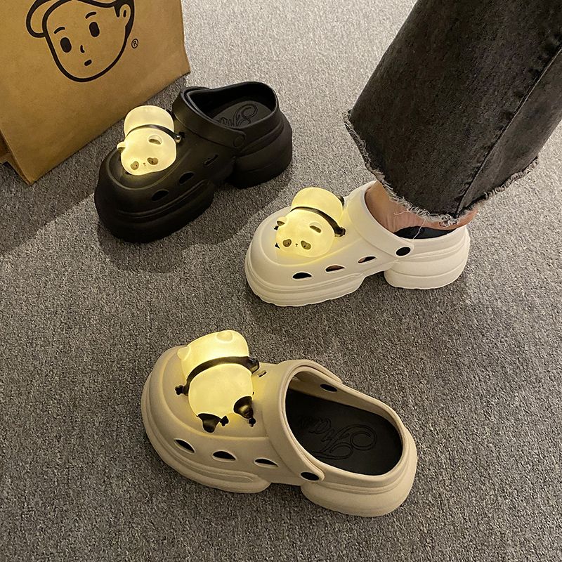 Sepatu Panda Light Hole Wanita Pakaian Luar Ruangan 2024 Baru Musim Semi dan Musim Panas Antiselip Muffin Meningkat Sandal Ujung Tertutup dengan Lampu Wanita