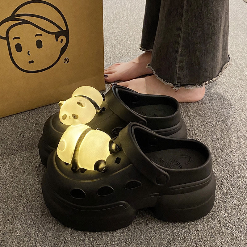 Sepatu Panda Light Hole Wanita Pakaian Luar Ruangan 2024 Baru Musim Semi dan Musim Panas Antiselip Muffin Meningkat Sandal Ujung Tertutup dengan Lampu Wanita