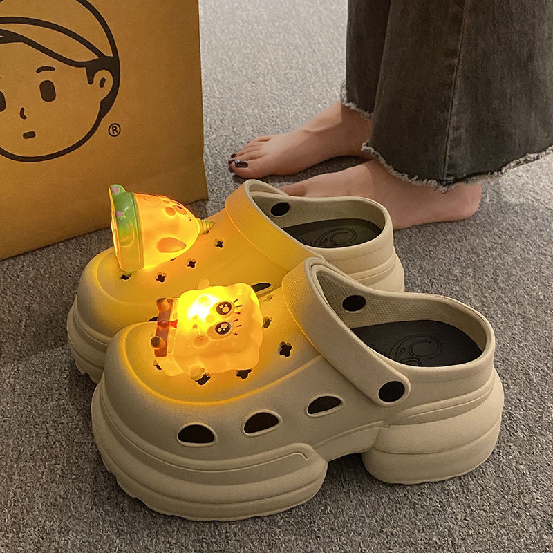 Sepatu Panda Light Hole Wanita Pakaian Luar Ruangan 2024 Baru Musim Semi dan Musim Panas Antiselip Muffin Meningkat Sandal Ujung Tertutup dengan Lampu Wanita