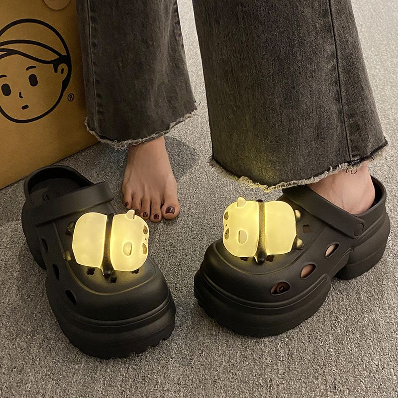 Sepatu Panda Light Hole Wanita Pakaian Luar Ruangan 2024 Baru Musim Semi dan Musim Panas Antiselip Muffin Meningkat Sandal Ujung Tertutup dengan Lampu Wanita
