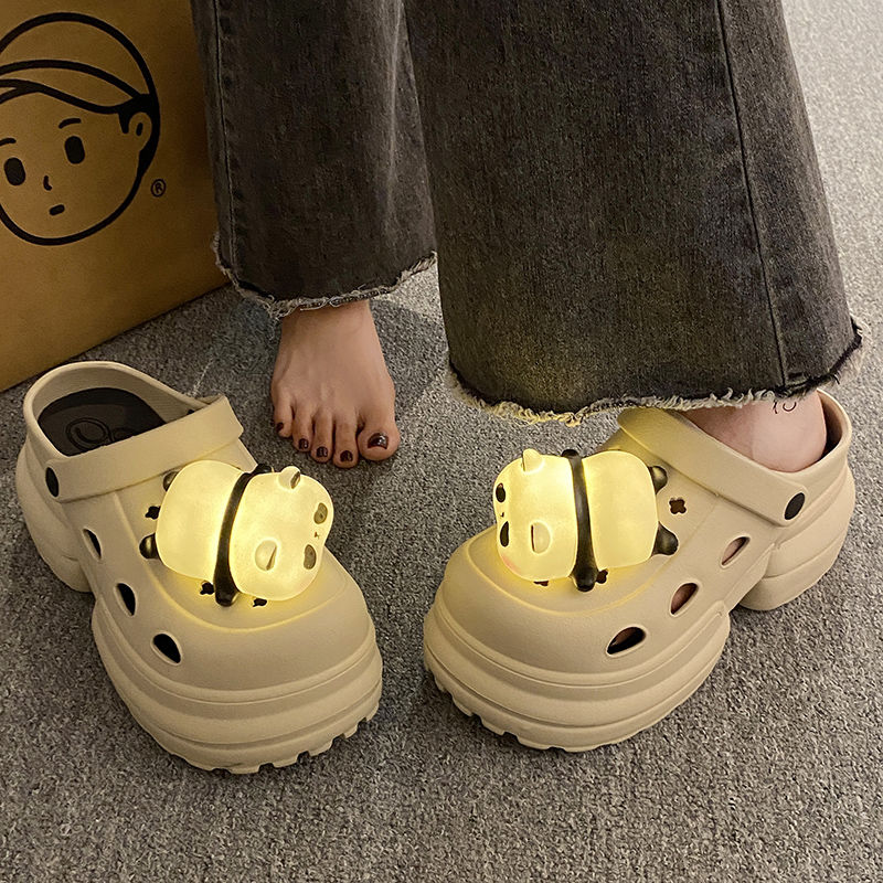 Sepatu Panda Light Hole Wanita Pakaian Luar Ruangan 2024 Baru Musim Semi dan Musim Panas Antiselip Muffin Meningkat Sandal Ujung Tertutup dengan Lampu Wanita