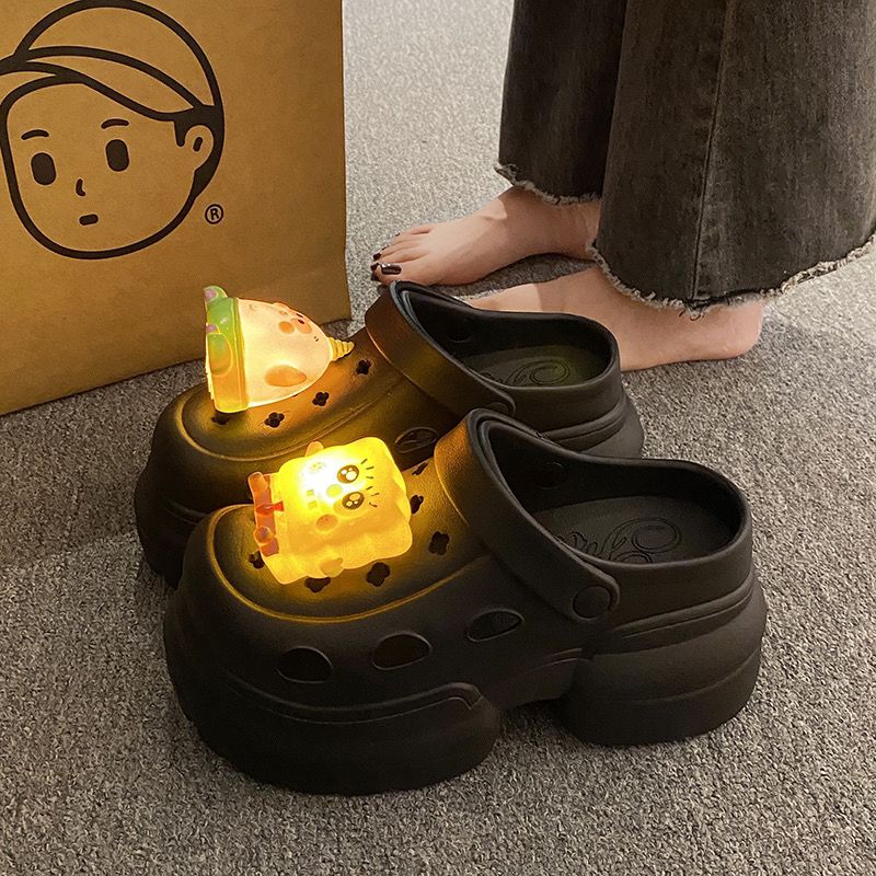 Sepatu Panda Light Hole Wanita Pakaian Luar Ruangan 2024 Baru Musim Semi dan Musim Panas Antiselip Muffin Meningkat Sandal Ujung Tertutup dengan Lampu Wanita