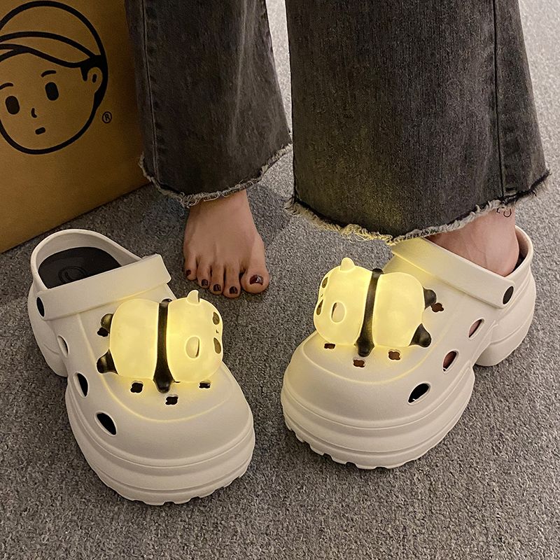 Sepatu Panda Light Hole Wanita Pakaian Luar Ruangan 2024 Baru Musim Semi dan Musim Panas Antiselip Muffin Meningkat Sandal Ujung Tertutup dengan Lampu Wanita