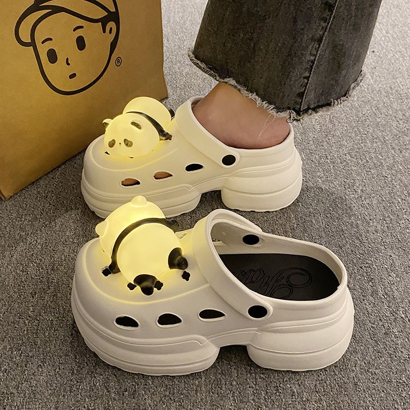 Sepatu Panda Light Hole Wanita Pakaian Luar Ruangan 2024 Baru Musim Semi dan Musim Panas Antiselip Muffin Meningkat Sandal Ujung Tertutup dengan Lampu Wanita
