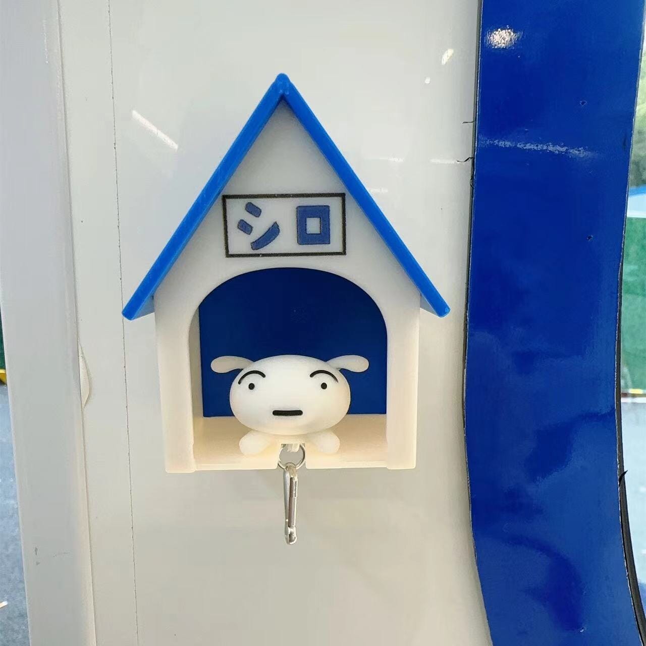 Gantungan Kunci Rumah Putih Kecil Lucu dan Populer Crayon Boneka Kecil Baru Anti Hilang Liontin Kreatif Rumah Kandang