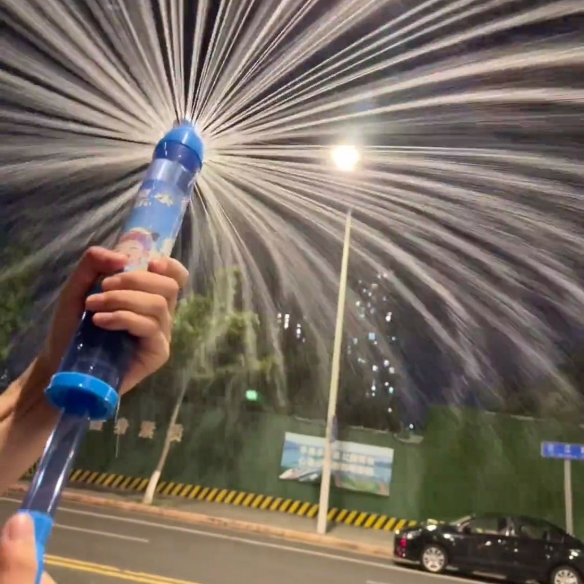 [The Joy of a Bottle of Water] Fireworks Water Gun Couple's Photo under Street Lamp Commemorative Water Fireworks Atmosphere Romantic Props